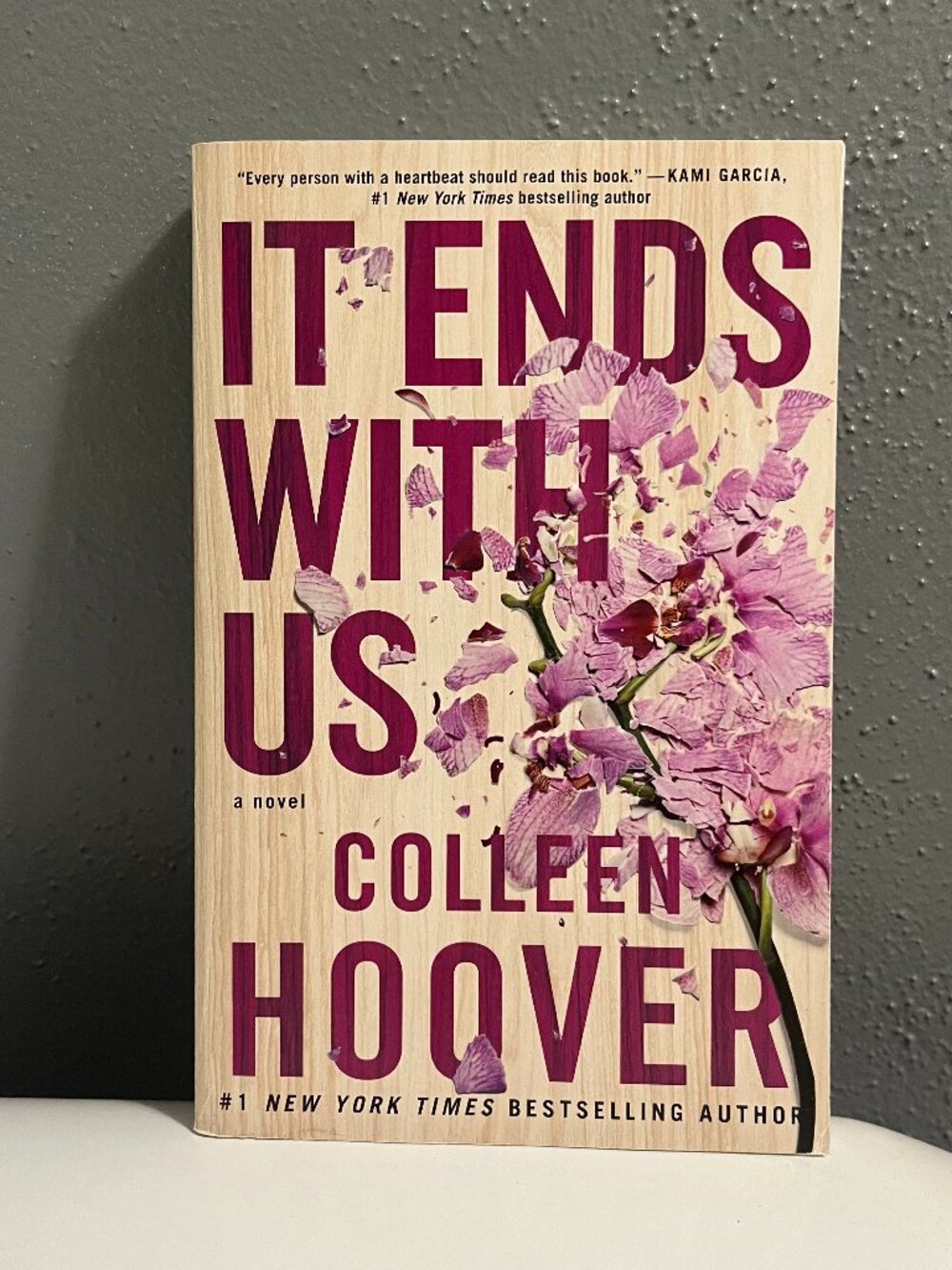 It Ends with Us - Colleen Hoover - Paperback Novel - LIKE NEW